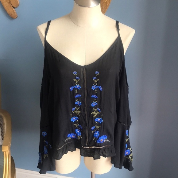 AEO black cold shoulder oversized cropped embroidered long sleeves top size M - Picture 1 of 14